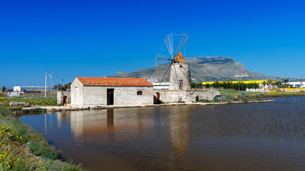 Młyn koło saliny, Trapani, Sycylia © TOP67