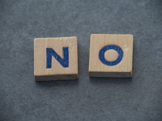 No / non écrit avec des lettres en bois