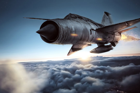 Kampfflugzeug über den Wolken