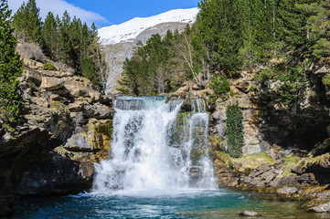 Fototapeta na wymiar Waterfall in spring in Ordesa Valley, Aragon, Spain