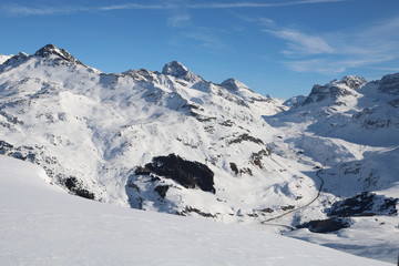 Fototapeta na wymiar Skitourenparadies Bivio Blick von Crap da Radons auf Bleis Muntaneala 2452m, Piz Neir 2909m, Piz Julier 3380m und Julierpass 2284m.
