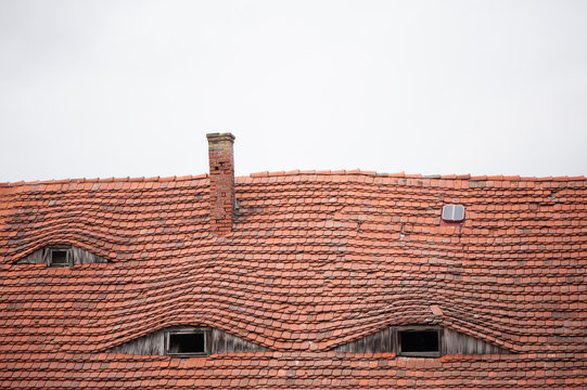 altes gedecktes Dach, alte Dachziegel, alte Schindeln, alter Schonstein