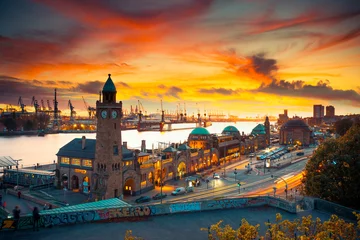 Hamburg Landungsbrücken Sonnenuntergang am Abend © Engel Drohnenpilot