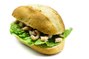 krabbenbrötchen krabben
 isoliert freigestellt auf weißen Hintergrund, Freisteller
