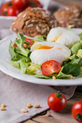 Poached egg with green salad, tomatoes and wholemeal bread
