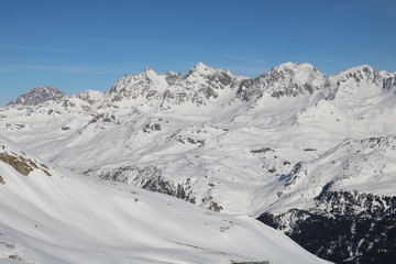 Fototapeta na wymiar Skitourenparadies Bivio, Blick von Crap da Radons 2370m auf Piz d´Err- Gruppe.