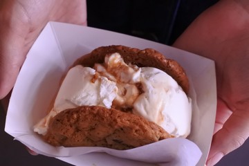 アイスクリームのクッキーサンド