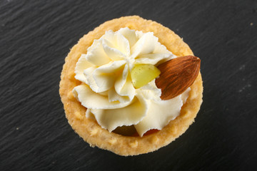 Tartlet with cream, grape and almond