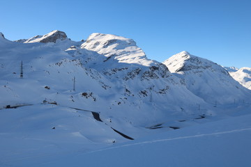 Fototapeta na wymiar Skitourenparadies Bivio, Blick vom Julierpass 2284m auf Piz d´Emmat Dadaint 2927m, Piz d´Emmat Dadora 2659m und Roccabella 2730m.