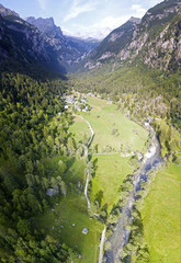 Vista aerea della Val di Mello, una valle verde circondata da montagne di granito e boschi, ribattezzata la Yosemite Valley italiana dagli amanti della natura. Val Masino, Valtellina, Sondrio. Italia