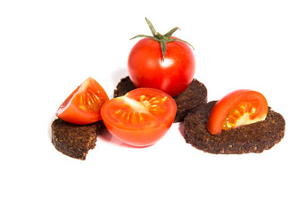 Tomaten mit Pumpernickel