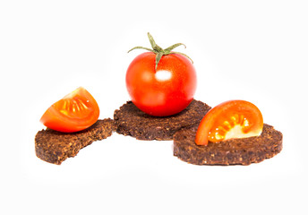 Tomaten mit Pumpernickel