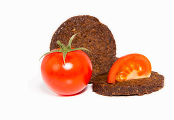 Tomaten mit Pumpernickel