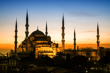 Naklejka premium Stambuł, Turcja. Sułtan Ahmet Camii nazwał Błękitny Meczet tureckim islamskim punktem orientacyjnym z sześcioma minaretami, główną atrakcją miasta.