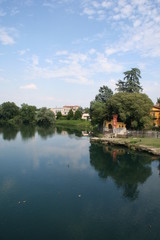 Fototapeta na wymiar Paesaggio con fiume