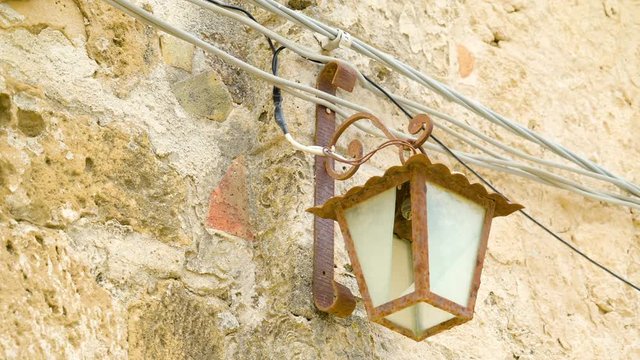 16377_The_small_lamp_hanging_on_the_wall_of_the_house_in_Italy.mov