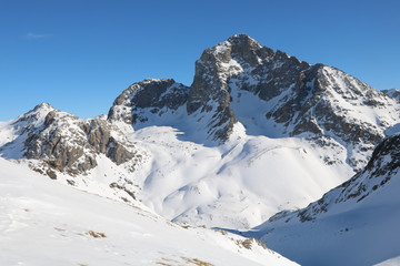 Fototapeta na wymiar Skitourenparadies Bivio, Blick vom Muot Cotschen auf Piz Julier 3380m