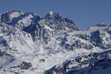 Fototapeta na wymiar Skitourenparadies Bivio, Blick vom Piz dal Sasc 2720m auf Piz Bernina 4048m, Piz Scerscen 3971m, Piz Roseg 3987m und Il chapütschin 3386m.