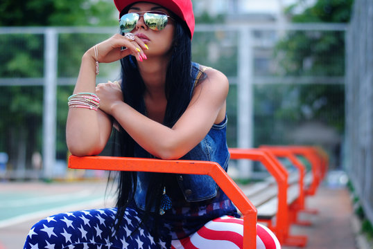 Девушка на баскетбольной площадке тренируется