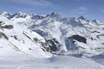 Fototapeta na wymiar Skitourenparadies Bivio, Blick von Crap da Radons auf Bivio und Piz d´Err- Gruppe.