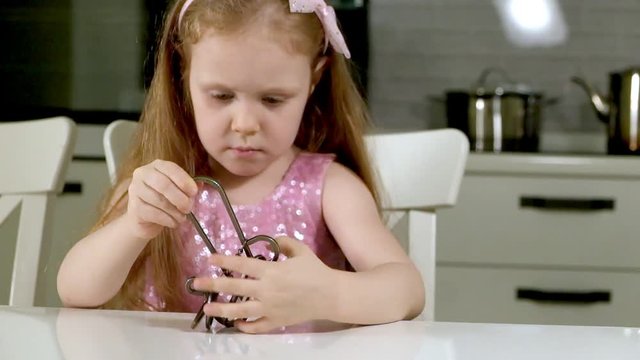 A gerl unravels a metal puzzle, coaches brain activity