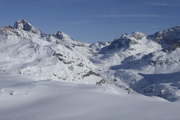 Fototapeta na wymiar Skitourenparadies Bivio, Blick von Crap da Radons 2370m auf Piz Julier 3380m, Piz Albana 3099m und Piz da las Coluonnas 2960m.