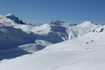 Fototapeta na wymiar Skitourenparadies Bivio, Blick vom Muot Cotschen 2864m auf Piz Neir Skigipfel 2860m und Piz Campanung Südgipfel 2826m