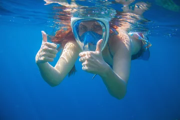 Crédence de cuisine en verre imprimé Plonger Masque de plongée en apnée femme en mer bleue. Femme de plongée en apnée en masque facial.