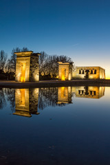 Obraz premium Sunset view of Temple of Debod in City of Madrid, Spain