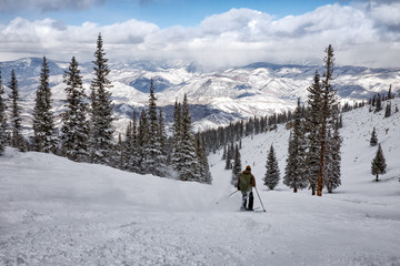 Fototapeta na wymiar skiing on mountains in colorado 
