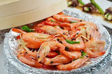 A pile of steamed shrimps in bamboo steamer