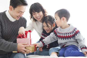 お父さんが、娘と息子に買ってきてくれたプレゼント。子どもたちは嬉しそう。