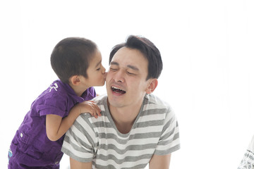 Fototapeta premium 男の子がお父さんのほっぺにキスをしている。