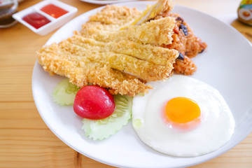 American Fried Rice.is Stir fried rice with ketchup Stir with butter rather than oil. Always put raisins. May have peanuts Fried chicken with chicken, roast chicken, sausage, ham and fried egg.