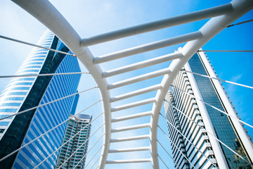 Naklejka premium Skyscraper against blue sky eyes view looking up into the sky.