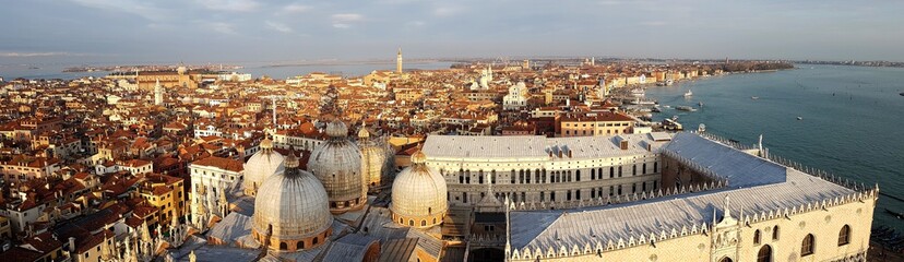 Fototapeta na wymiar Vue de Venise depuis la tour Campanile de Saint-Marc, Venise, Italie