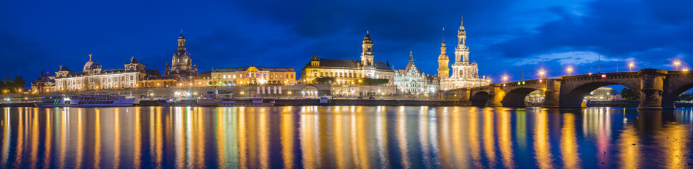 Fototapeta na wymiar Panorama of Dresden in high definition, night photography