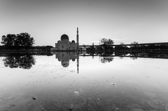 beatiful scene of islamic mosque with reflection