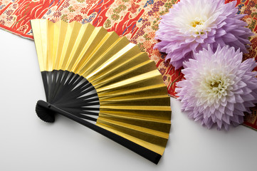 金色の扇子とダリアと和布