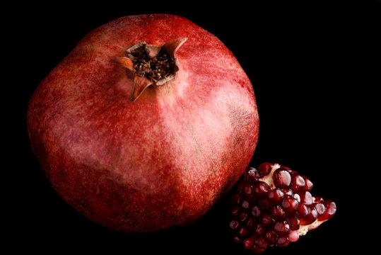 Presentation of a pomegranate on a black background - Free Stock Video