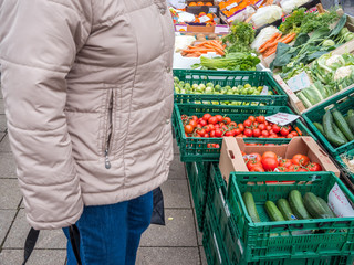 Rentner auf dem Gemüsemarkt