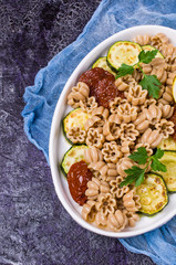 Brown pasta with vegetables