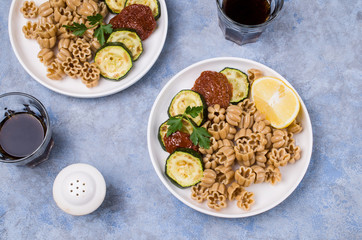 Brown pasta with vegetables