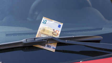 Geldstrafe für Falschparken.