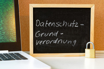 Tafel mit der Aufschrift DSGVO (Datenschutzgrundverordnung) in englisch GDPR (General Data...