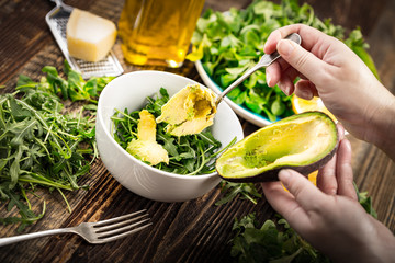 Preparation of avocados in green salad