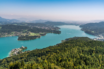 Wörthersee in Kärnten Österreich mit dem Wallfahrtsort Maria Wörth und einem Alpenpanorama