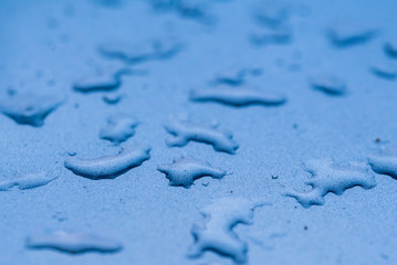 Makro Wassertropfen auf blauem Stahl