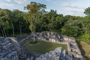 Becán ist eine archäologische Stätte und vormaliges Zentrum der Maya der präklassischen Periode im Rio-Bec-Stil