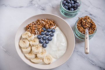 Joghurt mit Müsli und Beeren